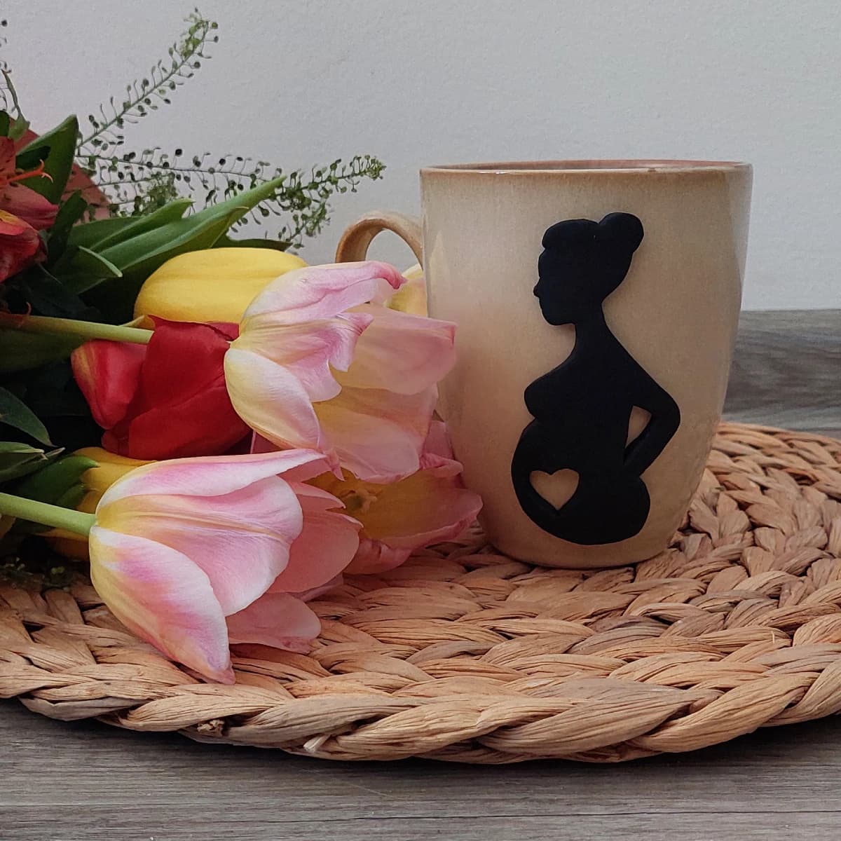 Hrneček s motivem těhotné ženy