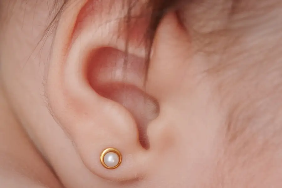 Píchání náušnic miminku: zkušenost, postup a na co si dát pozor